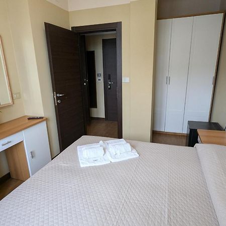 Hotel Boston Cattolica Esterno foto