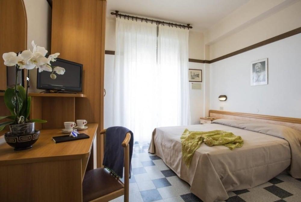 Hotel Boston Cattolica Esterno foto