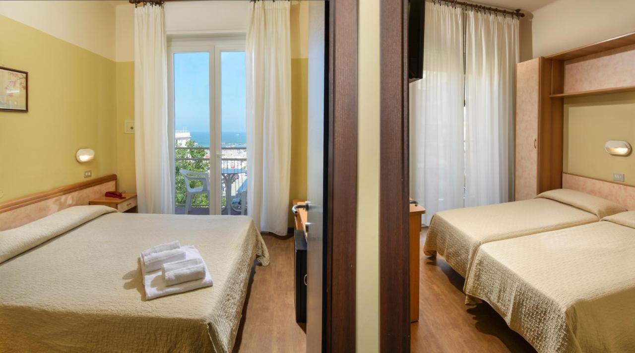 Hotel Boston Cattolica Esterno foto