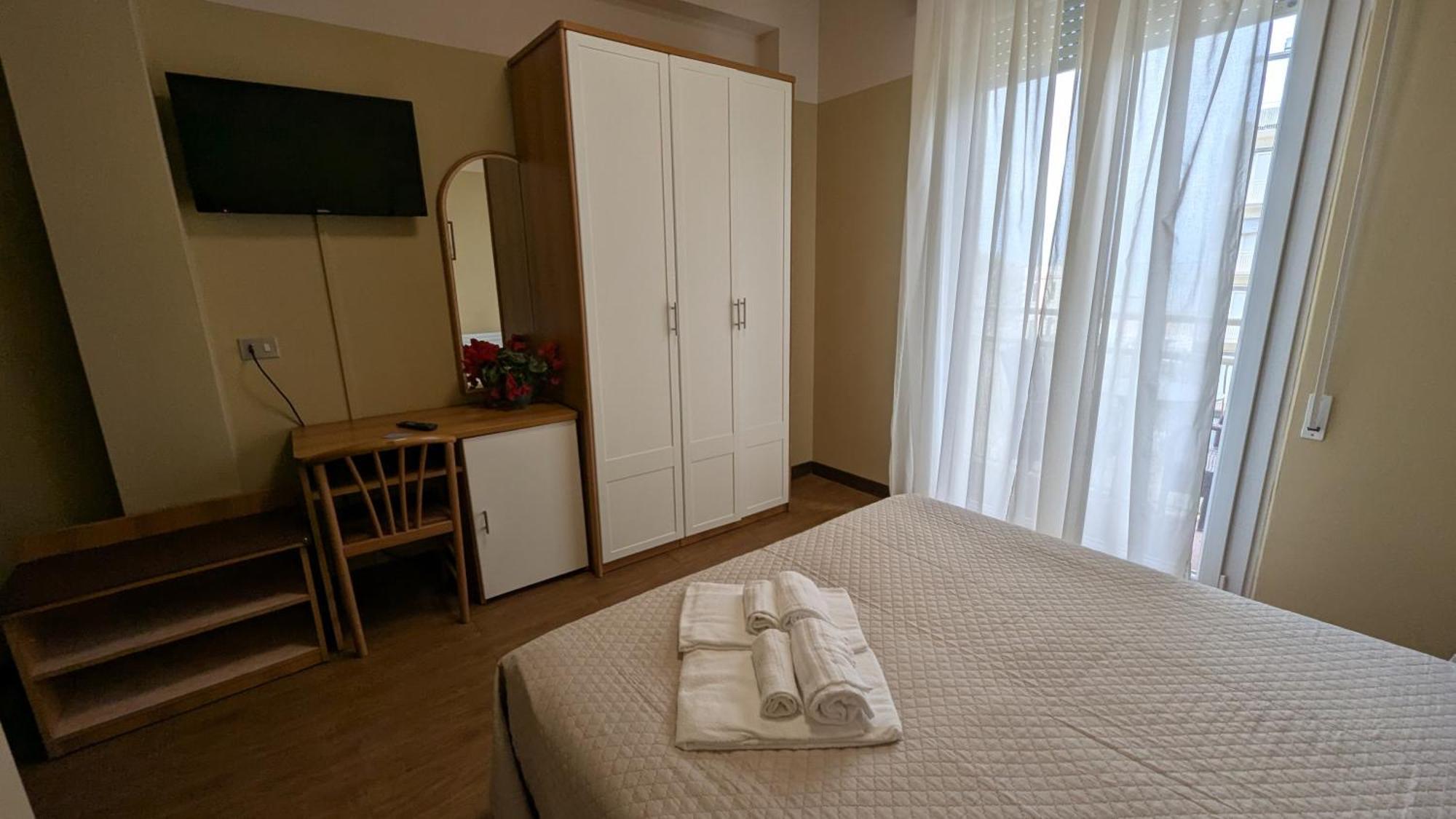 Hotel Boston Cattolica Esterno foto