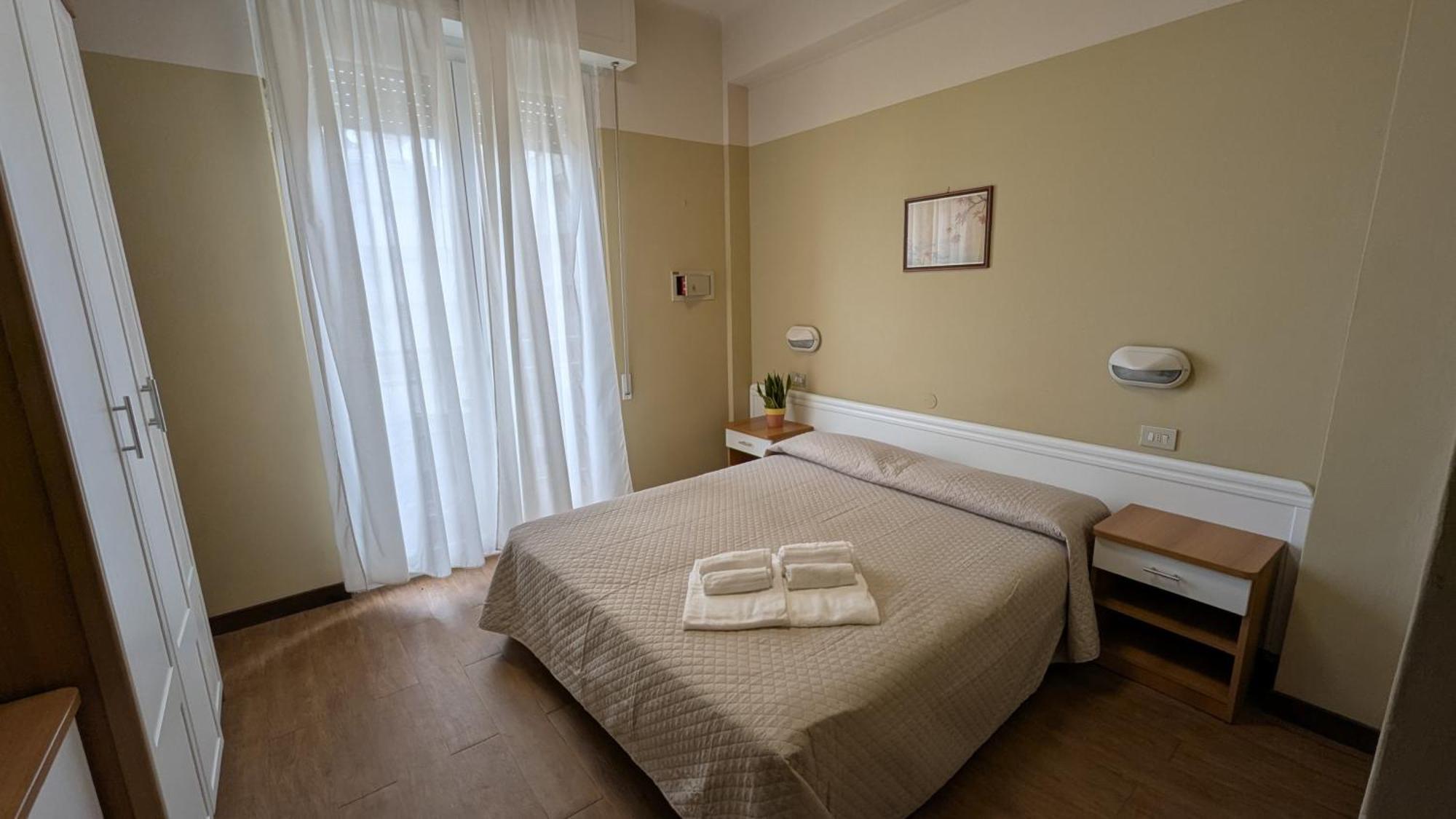 Hotel Boston Cattolica Esterno foto